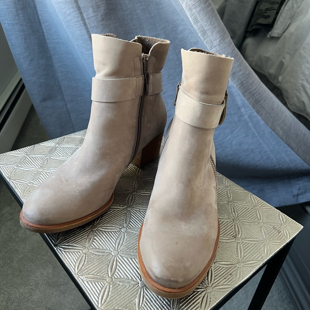 Paul Green Light Tan Ankle Boots
